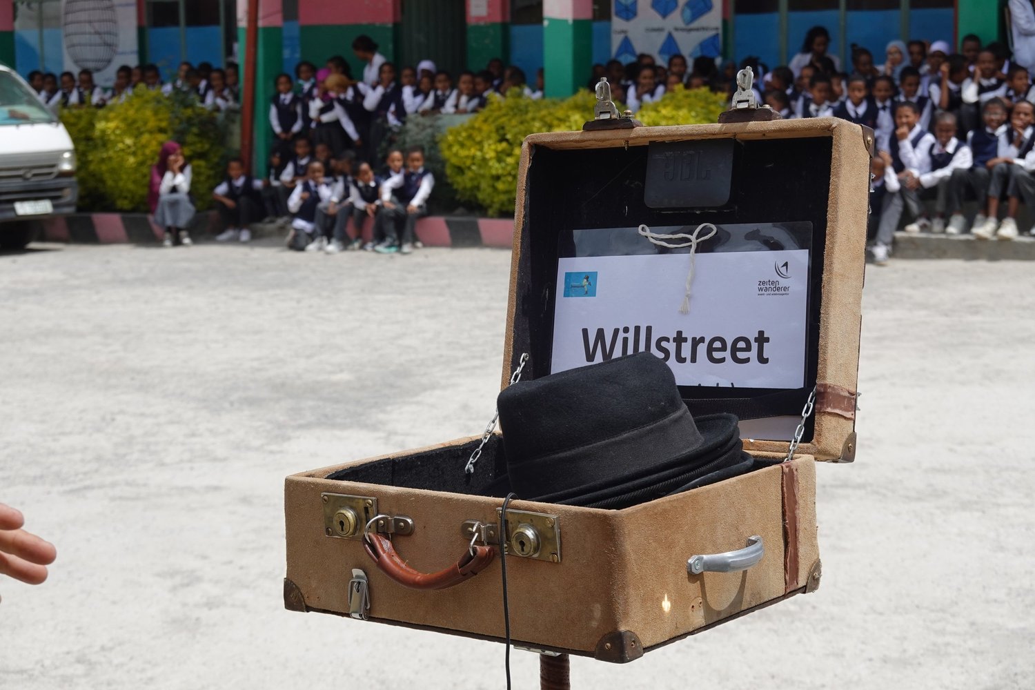 The travelling street-show suitcase